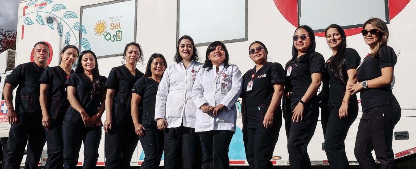 De izquierda a derecha algunos miembros del equipo de banco de sangre: Milton Rosero, Elizabeth Salas, Marisol Aucu, Francy Sánchez, Alix Ortega, Marcela Aguilar, Mónica Caicedo, Andrea Quiroz, Martha Granadillo, Katherine Carreño y Erika Zambrano.