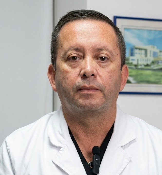 Óscar Cerón, gerente.