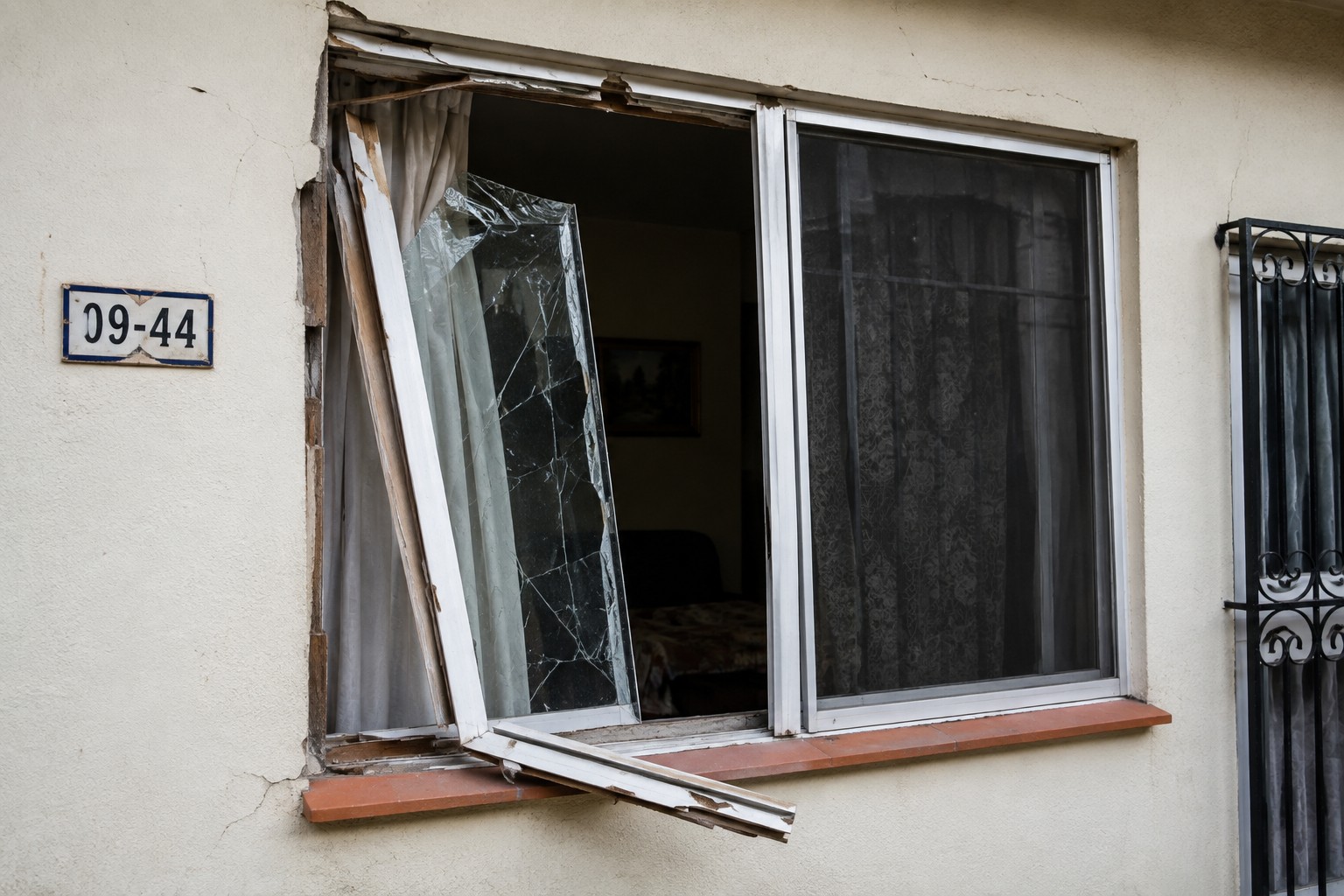Ventana de vivienda en Sevilla quedó afectada tras el sismo registrado en el Valle del Cauca