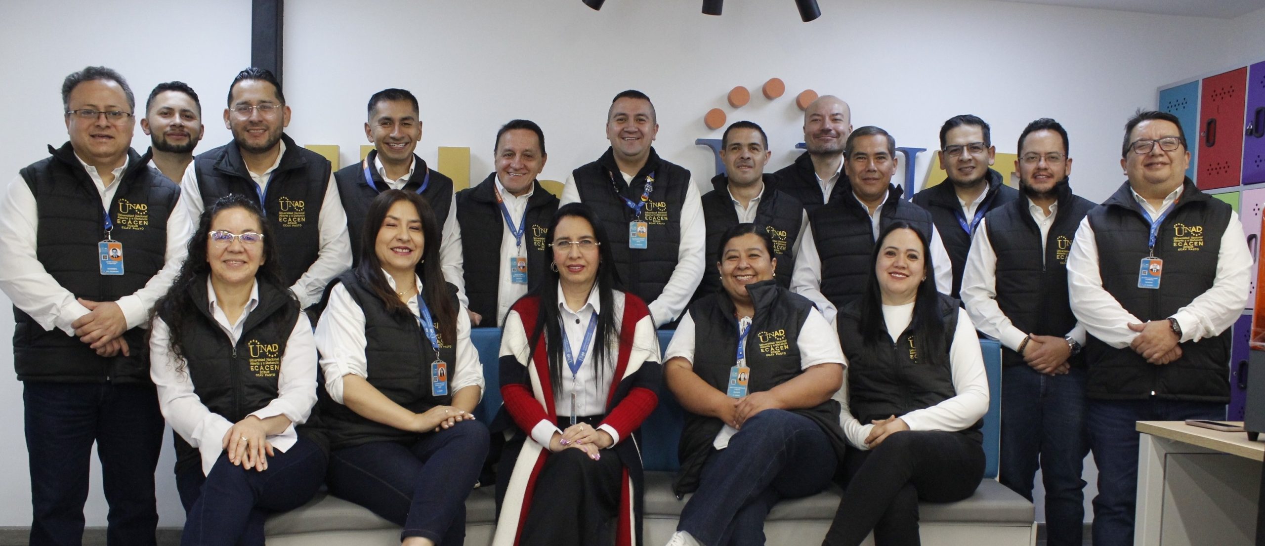En la imagen aparecen Alicia Silva, Claudia Villota, Monica Quintero, Patricia Morales, Laura Betancort, Álvaro Lasso, Francisco Dorado, Nelson Botina, Carlos Trejos, Jairo Paz, José Rojas, Oscar Valverde, Diego Martínez, Francisco Revelo, Miguel Madroñero, Benjamín Zamudio y Jairo Sáenz.