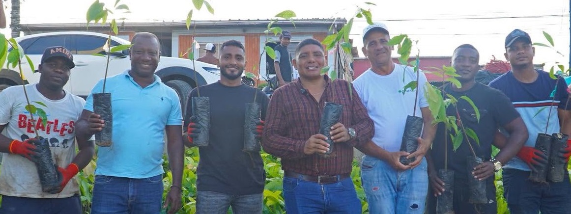 Durante la jornada fueron entregadas 3.000 plántulas de cacao, 2.500 de plátano, 300 de yuca y 300 de piña, como parte del material vegetal destinado a fortalecer diferentes líneas de producción agrícola en el Pacífico nariñense.