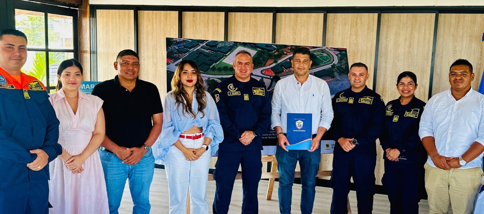 Jonathan Gómez, Juan Olarte, Julián Salgado, Natalia Burgos, Teresa Das Neves, Luis Preciado, Mónica Riascos y Félix Henao, durante el acto de entrega formal de la concesión marítima para la ejecución del proyecto costero ‘Malecón El Bajito’, en Tumaco.