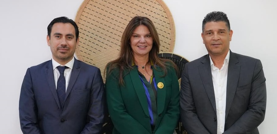 El viceministro de Turismo, Julián Franco Restrepo; la gerente general de Fontur, María Isabel Campo, y el alcalde de Tumaco, Felix Henao, durante la reunión de trabajo en Bogotá.